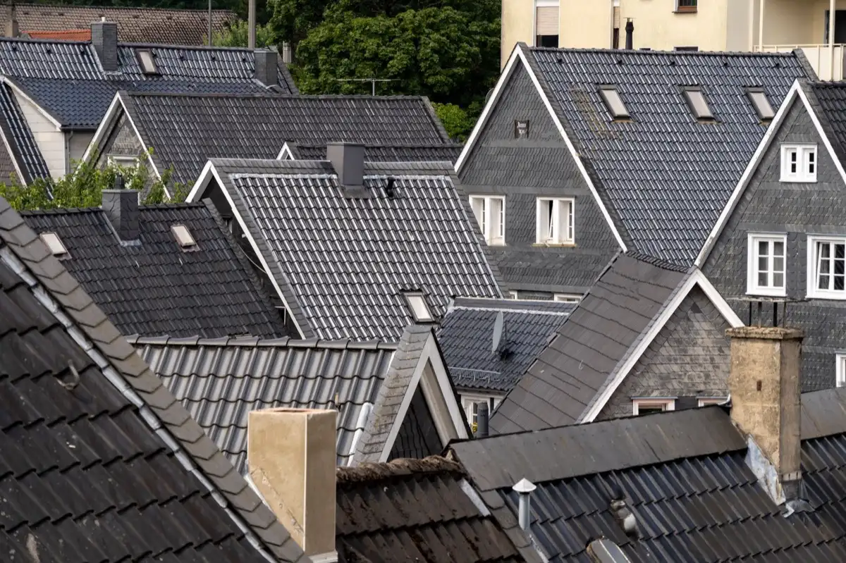 Steep roof eaves and gutter lines on houses in Clearwater, FL